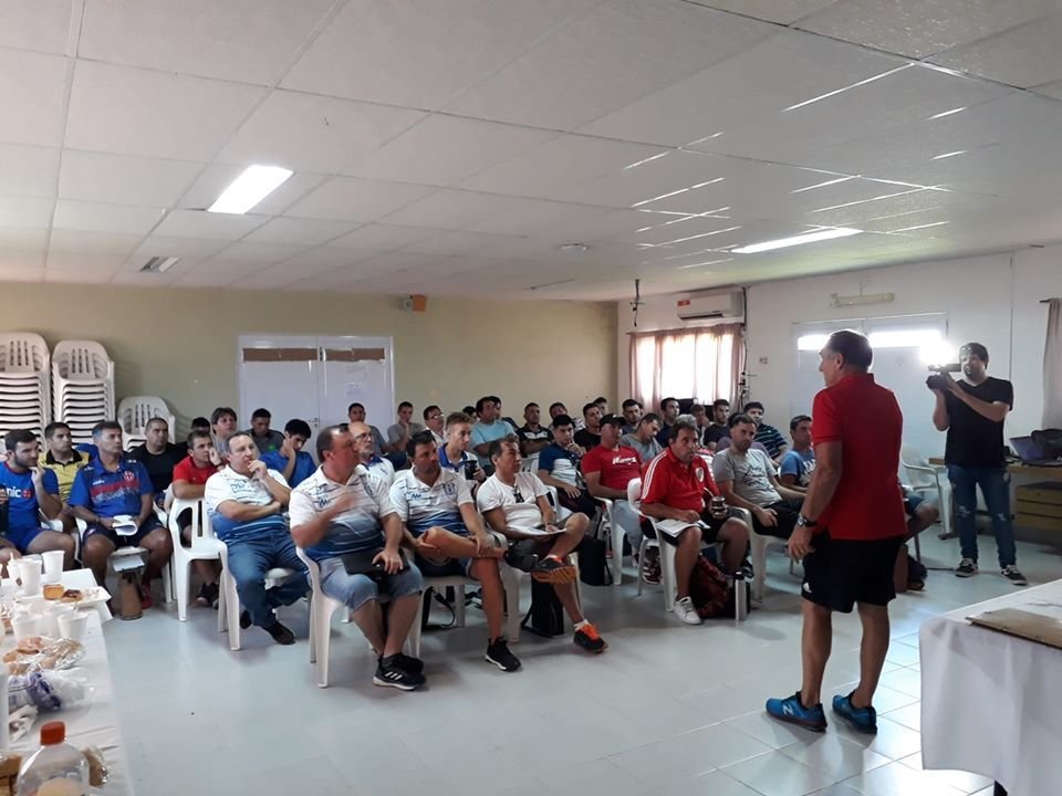 En este momento estás viendo El Instructor Luis Trucco, y Victor «Lito» Bottaniz, brindaron seminario sobre cambios reglamentarios en el fútbol