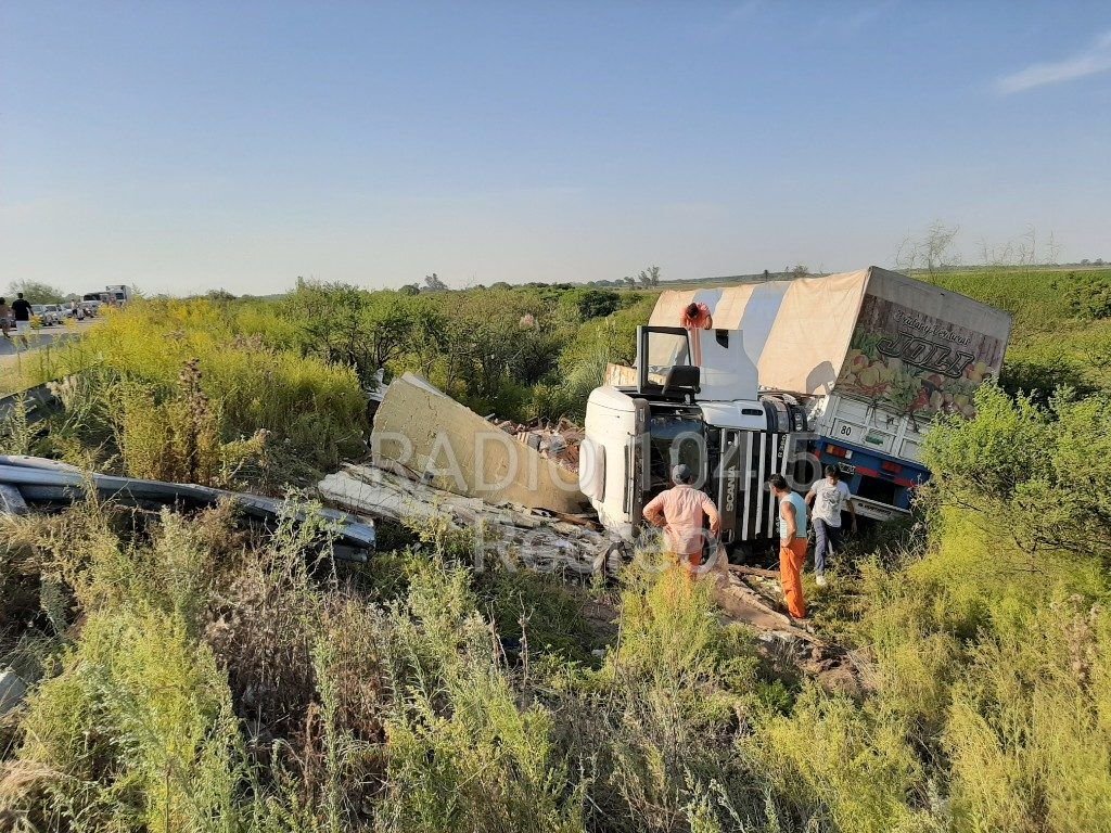 Lee más sobre el artículo Camionero ceresino volcó su camión tras colisionar un automóvil