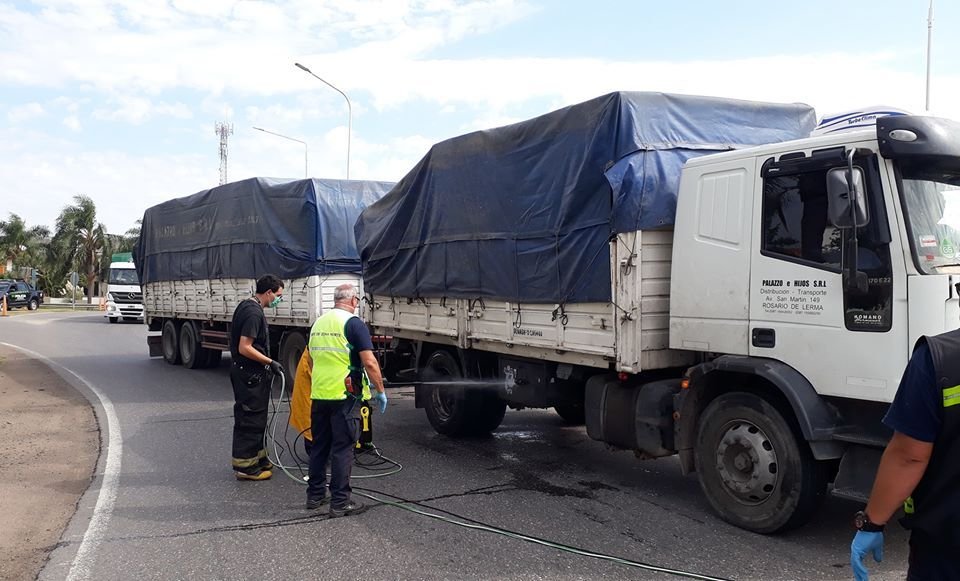En este momento estás viendo Ceres: Personal de Bomberos desinfecta camiones en el ingreso a la ciudad
