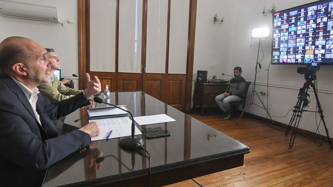 Lee más sobre el artículo Perotti habló por videoconferencia con Intendentes y Ptes. Comunales y les pidió «redoblar esfuerzos en este momento duro»