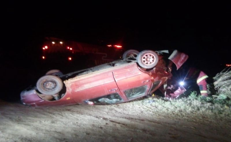 En este momento estás viendo Arrufó: Un camión colisionó con un automóvil que terminó volcado a la vera de la ruta 39