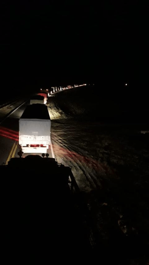 En este momento estás viendo Hartos de las demoras para cruzar a Santiago del Estero, camioneros protestaron quemando banquinas en ruta 34