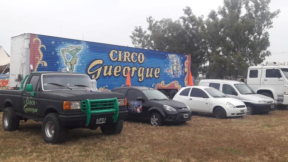 En este momento estás viendo La pandemia económica: El Circo Gueorgue está frenado en Morteros y vende vehículos para subsistir
