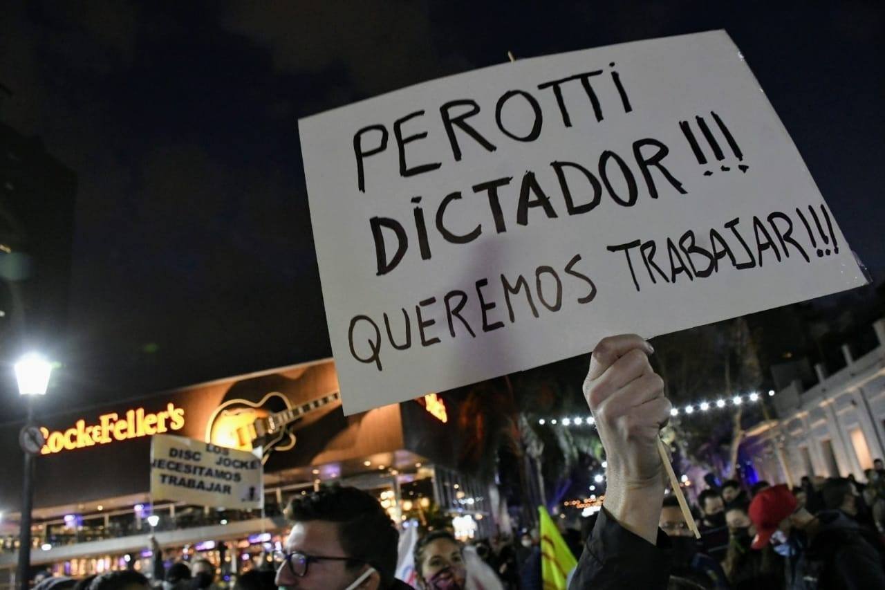 En este momento estás viendo Rosario: Gastronómicos hicieron sentir su preocupación en una marcha contra el decreto de Perotti