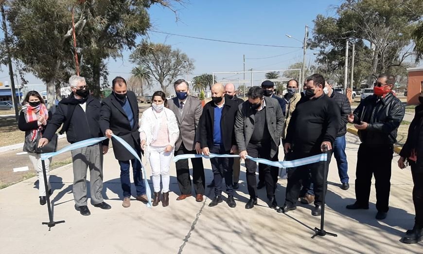 En este momento estás viendo El Senador Michlig y el Pte. Comunal Capella dejaron inaugurada la primera calle de pavimento de Colonia Bossi