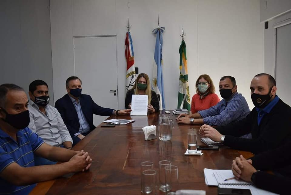 En este momento estás viendo La Intendente Dupouy recibió la resolución por fondos Covid entregada por el Senador Michlig