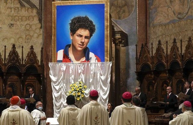 Lee más sobre el artículo El Papa beatificó a Carlo Acutis, el joven con el cuerpo intacto a pesar de haber muerto hace 14 años