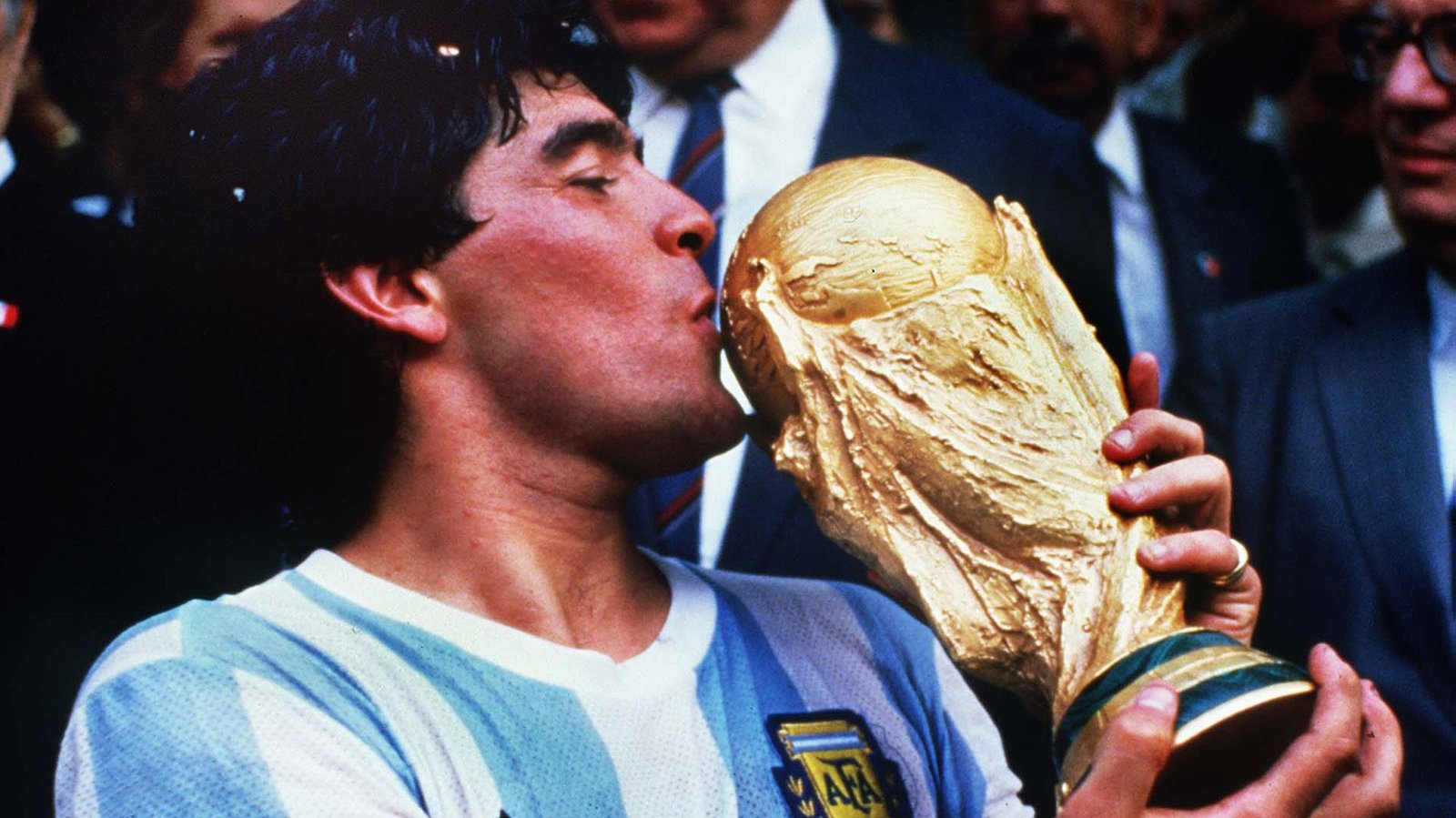 Lee más sobre el artículo Dolor mundial: murió el enorme Diego Armando Maradona