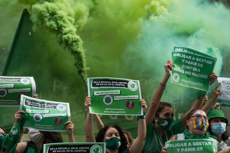 En este momento estás viendo El aborto es legal en la Argentina: el Senado sancionó la ley con una votación menos ajustada a lo esperado