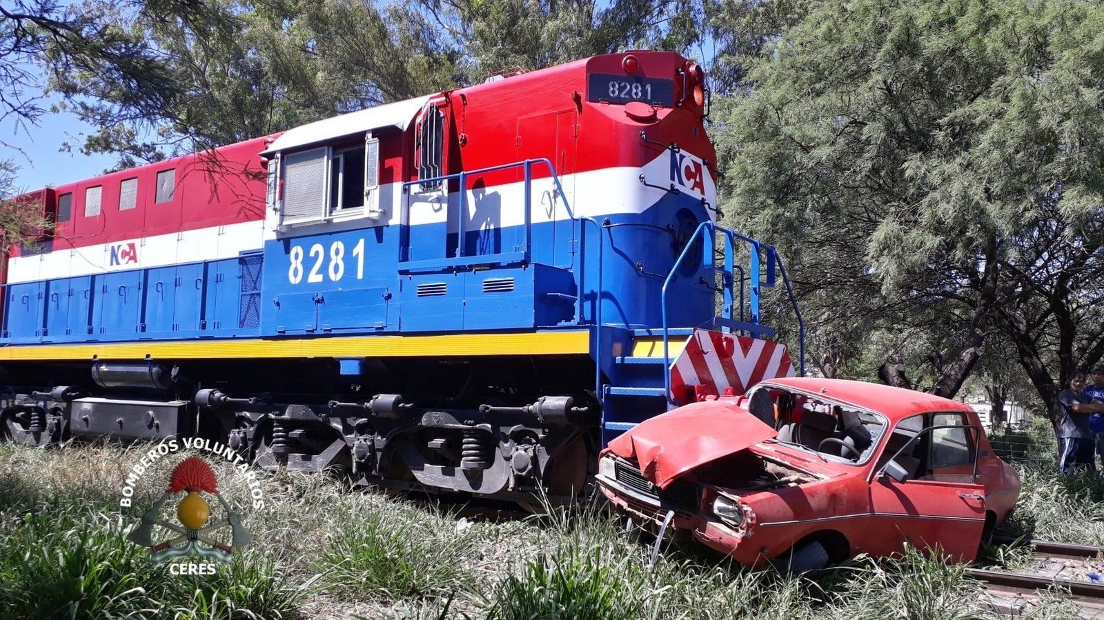 Lee más sobre el artículo Ceres: Un automóvil fue embestido por un tren en cercanias a paso a nivel sur