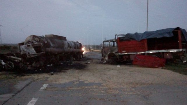 En este momento estás viendo Chocaron dos camiones en la autopista a Córdoba: uno explotó y murió su conductor