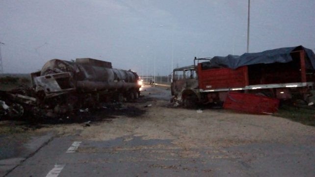 Lee más sobre el artículo Chocaron dos camiones en la autopista a Córdoba: uno explotó y murió su conductor