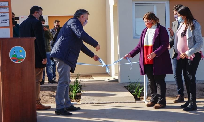 Felipe Michlig y Romina López inauguraron viviendas, entregaron aportes y anunciaron nuevas luminarias led