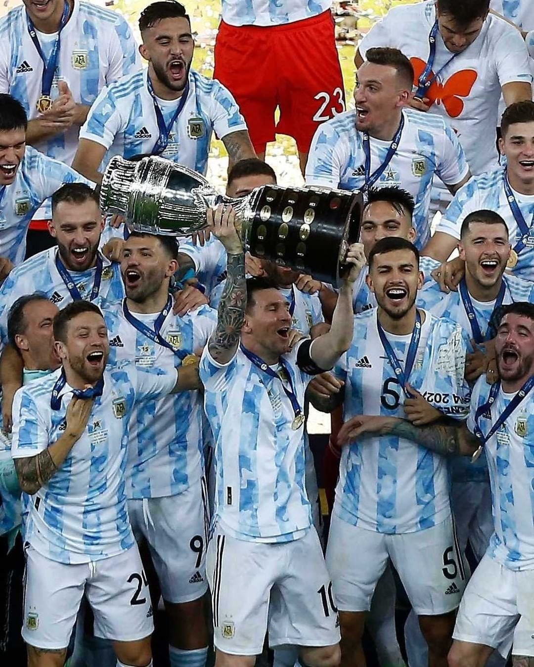 Lee más sobre el artículo Y la quinta fue la vencida: Messi finalmente fue campeón con la Selección Argentina y con Maracanazo