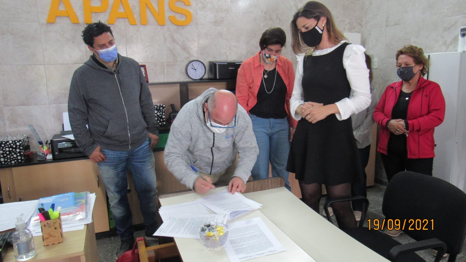Lee más sobre el artículo APANS y Ministerio de Desarrollo de la Provincia firmaron convenio para realizar un curso encarado a jovenes apicultores