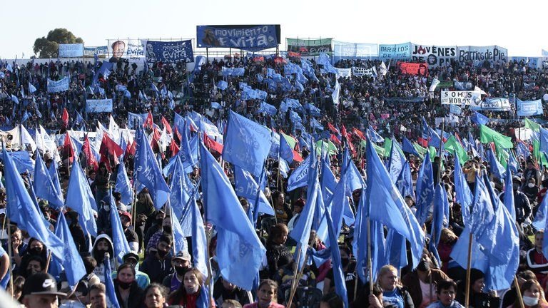 Lee más sobre el artículo Luego de pedir que no haya acto, Alberto Fernández y Cristina Kirchner convocaron a una movilización por el 17 de Octubre