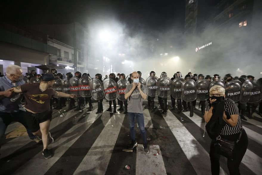 Lee más sobre el artículo Marcha por el crimen del kiosquero: incidentes, gases lacrimógenos y choques con la Policía en Ramos Mejía