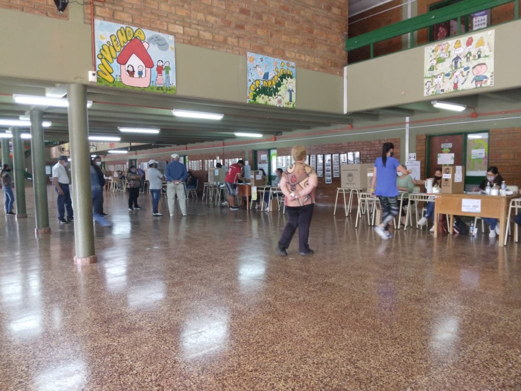 Lee más sobre el artículo #CeresDecide: Con total normalidad se vota en las 6 escuelas asignadas