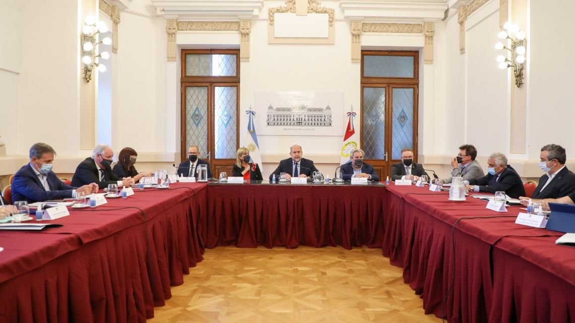 Lee más sobre el artículo Perotti se reunió con representantes de los bloques de la Cámara de Diputados de la provincia