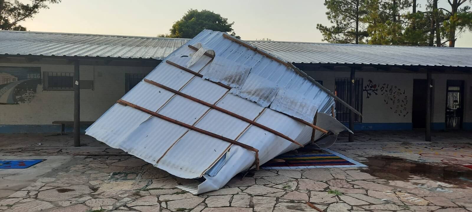 Lee más sobre el artículo La tormenta voló el techo de la escuela primaria de Villa Saralegui