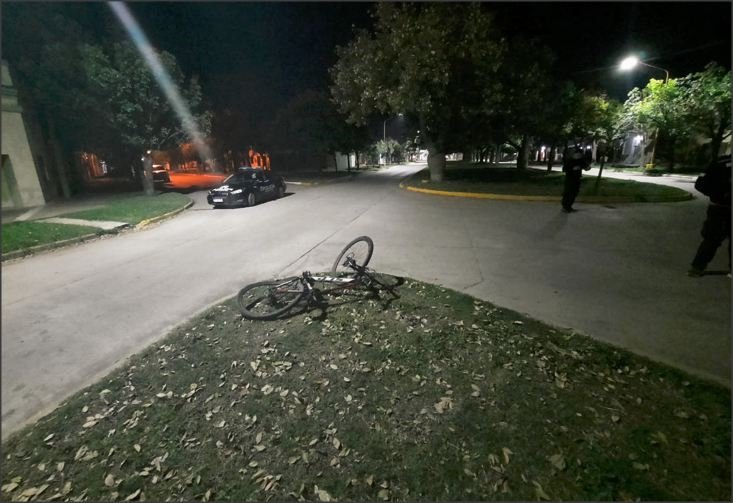 Lee más sobre el artículo Un vehiculo atropelló a una ciclista en Barrio Decker,  y se dio a la fuga