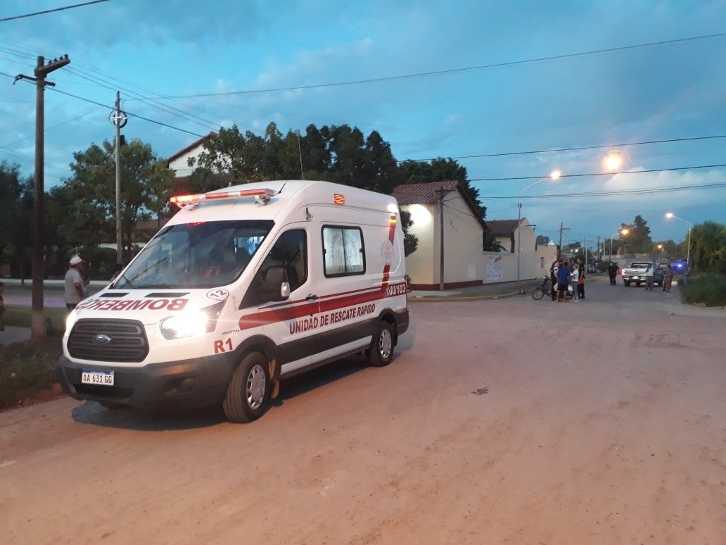 Lee más sobre el artículo Un motociclista sufrió lesiones graves al colisionar con una camioneta en Barrio Ré