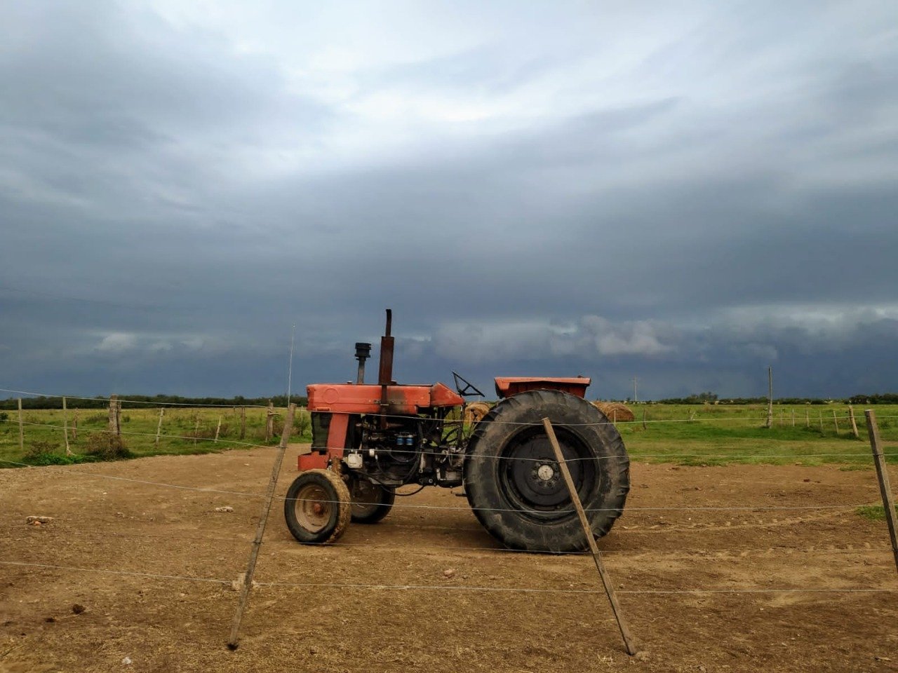 Lee más sobre el artículo Robaron un tractor en Curupaity y lo recuperaron en Arrufó