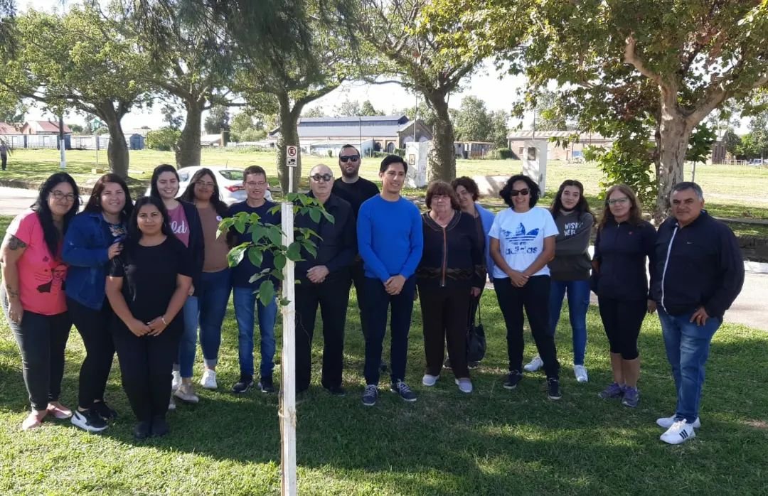 Lee más sobre el artículo La UCR plantó un árbol junto a familiares victimas de la dictadura