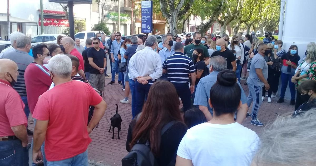 Lee más sobre el artículo Tras una enorme movilización de vecinos: El policía de Cañada de Gómez recuperará hoy la libertad