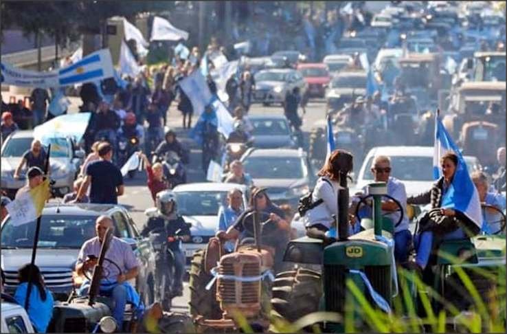 Lee más sobre el artículo Tractorazo del Campo en plena Capital de pais, contra las politicas impositivas del gobierno nacional