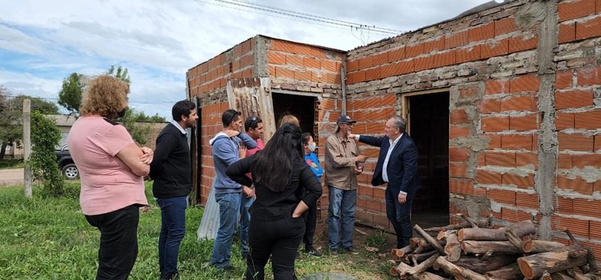 En este momento estás viendo Tras la visita de la Intendente y del Senador se conocieron los avances de construcción de la sede vecinal en Quilmes