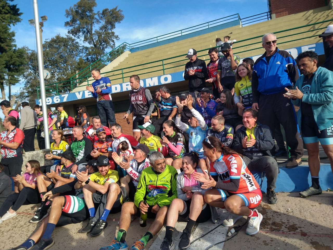 Lee más sobre el artículo Ciclismo 2 provincias: Buena actuación de los ciclistas ceresinos en Esperanza