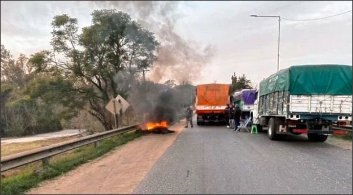 Lee más sobre el artículo Camioneros cortan rutas en la provincia de Santa Fe por la falta de gasoil