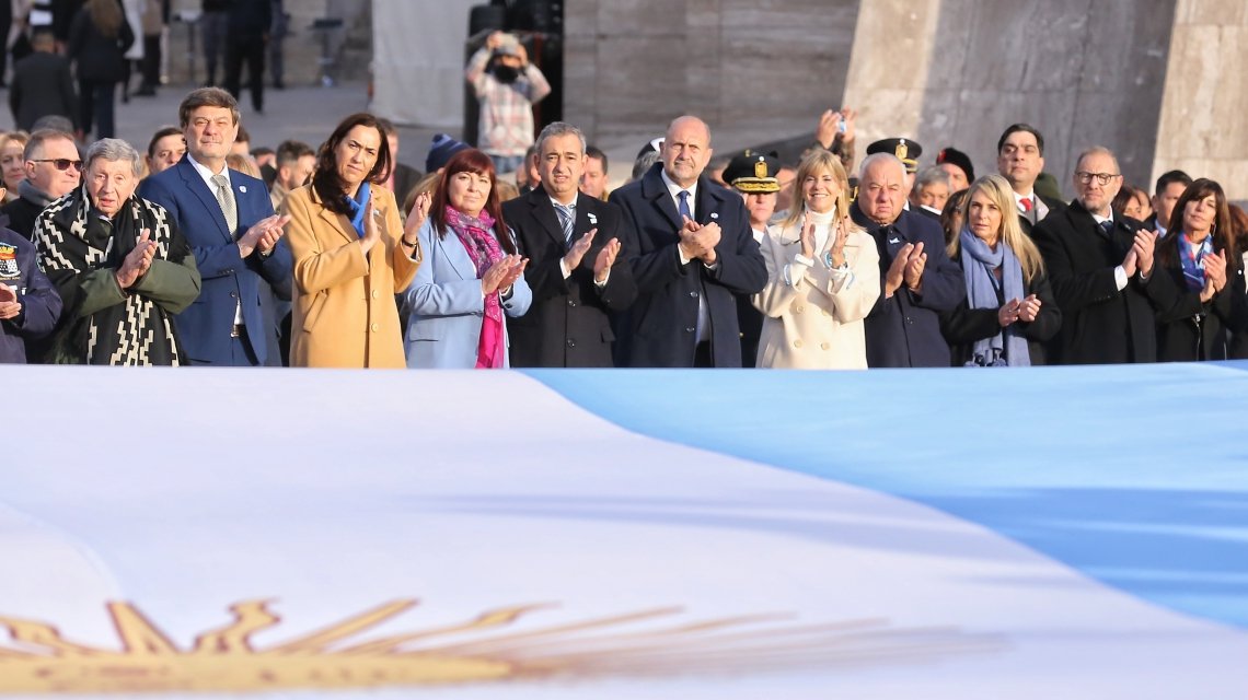 Lee más sobre el artículo Perotti en el Día de la Bandera: “Construyamos juntos generando riqueza, ese es el camino al desarrollo”