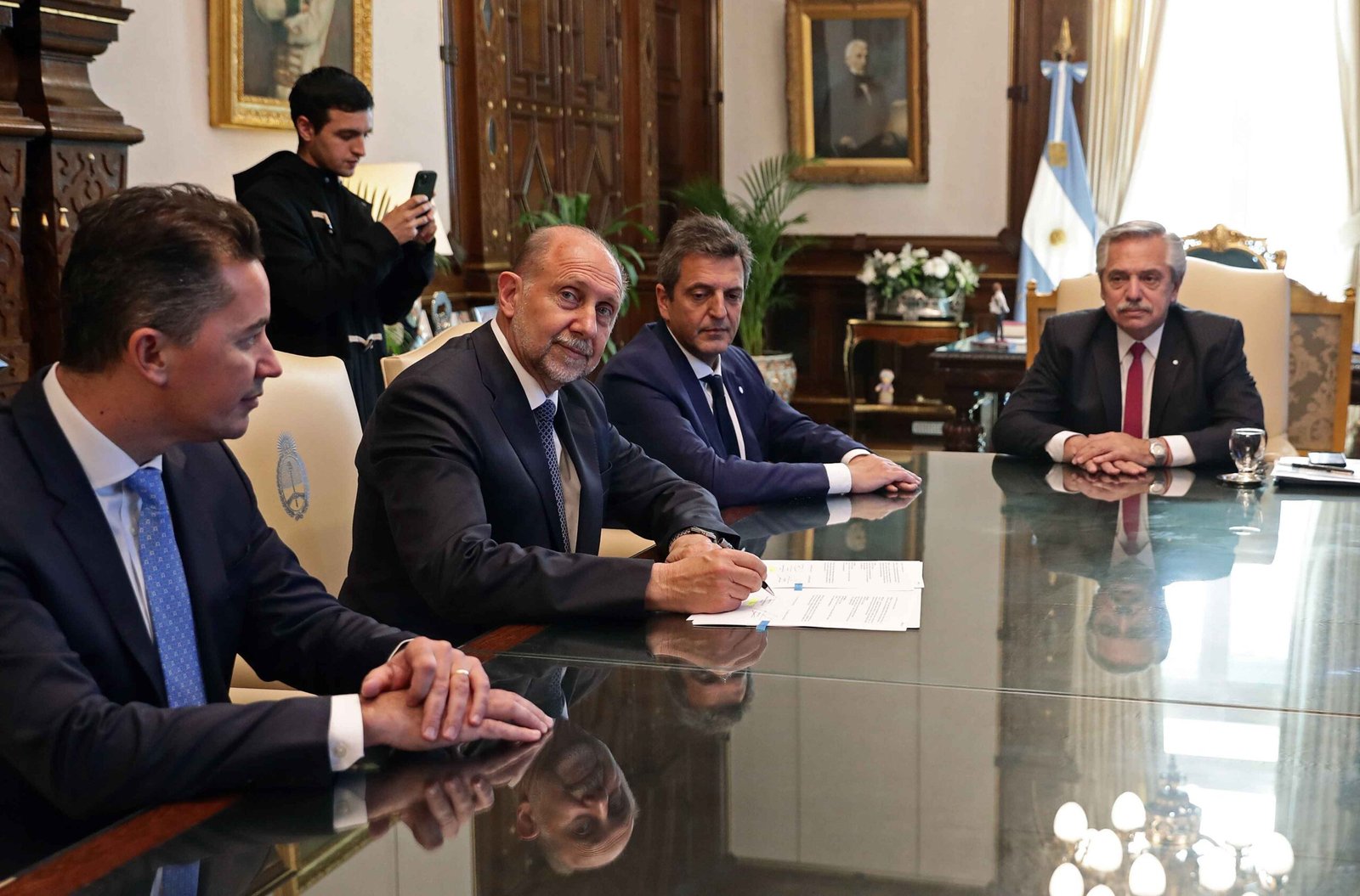 Lee más sobre el artículo Acueducto Santa Fe – Córdoba: Perotti firmó el Convenio de Garantía entre la República Argentina y el Fondo Kuwaití