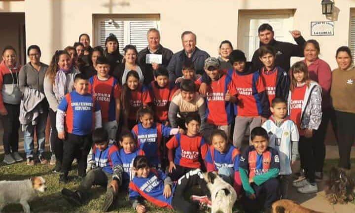 Lee más sobre el artículo Los chicos del futbol infantil de La Cabral recibieron nueva indumentaria