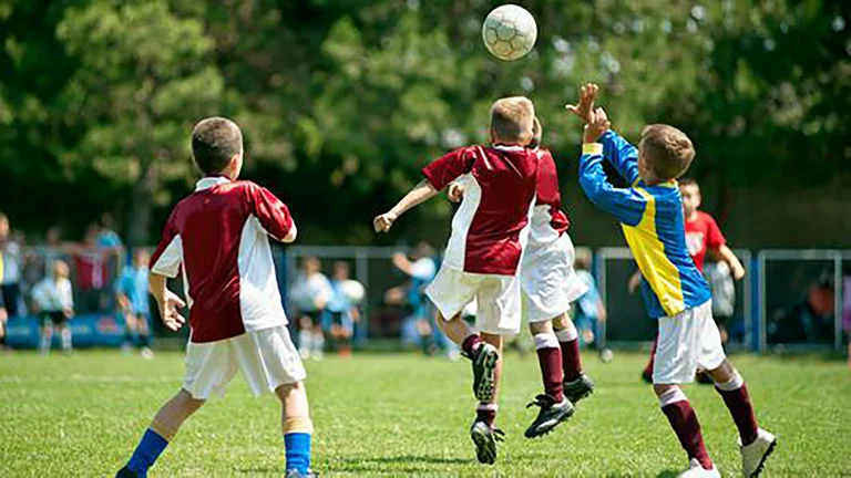 Lee más sobre el artículo FIFA y la International Board recomendó que se prohiban a cabecear a los futbolistas menores de 12 años