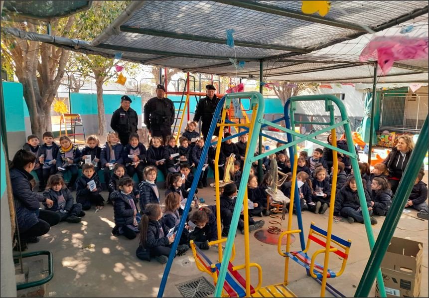 En este momento estás viendo El CRE Ceres entregó más de 600 bolsas de golosinas a niños de nuestra ciudad