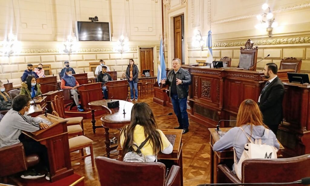 En este momento estás viendo Alumnos de 4° y 5° año de la Escuela Agrotécnica N° 2052 de Ambrosetti viajaron a Santa Fe