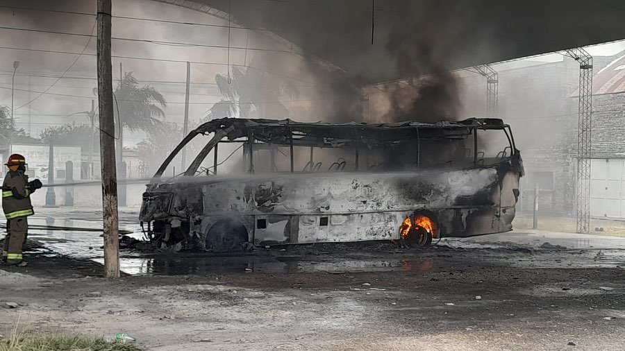 Lee más sobre el artículo Un minibus se destruyó totalmente tras ser devorado por el fuego