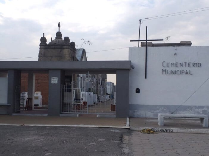 Lee más sobre el artículo Debieron cerrar el cementerio de San Cristobal por el ataque de abejas