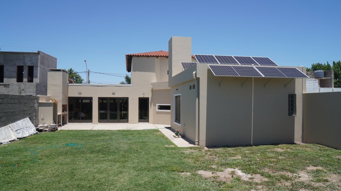 Lee más sobre el artículo Por primera vez en Argentina, cuatro familias de Villa Trinidad y San Guillermo compartirán un techo para generar energía renovable