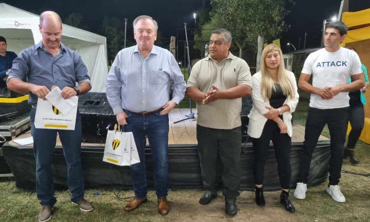 Lee más sobre el artículo El Senador Michlig se reunió con instituciones de San Cristóbal y entregó un aporte al Club de Arrufó