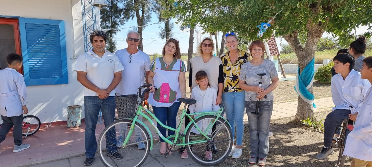 Lee más sobre el artículo Exitosa campaña de los clubes rotarios de Ceres y Tostado: 20 bicicletas donadas a niños escolares rurales