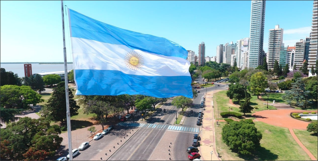 Lee más sobre el artículo En el Día de la Bandera, Omar Perotti rindió homenaje a Manuel Belgrano en Rosario