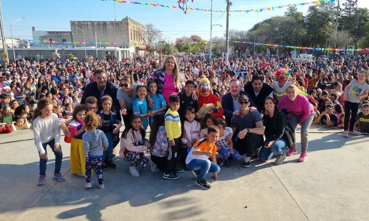 En este momento estás viendo Una multitud disfrutó en Ceres de los festejos del Día del Niño y de la presentación de Piñón Fijo