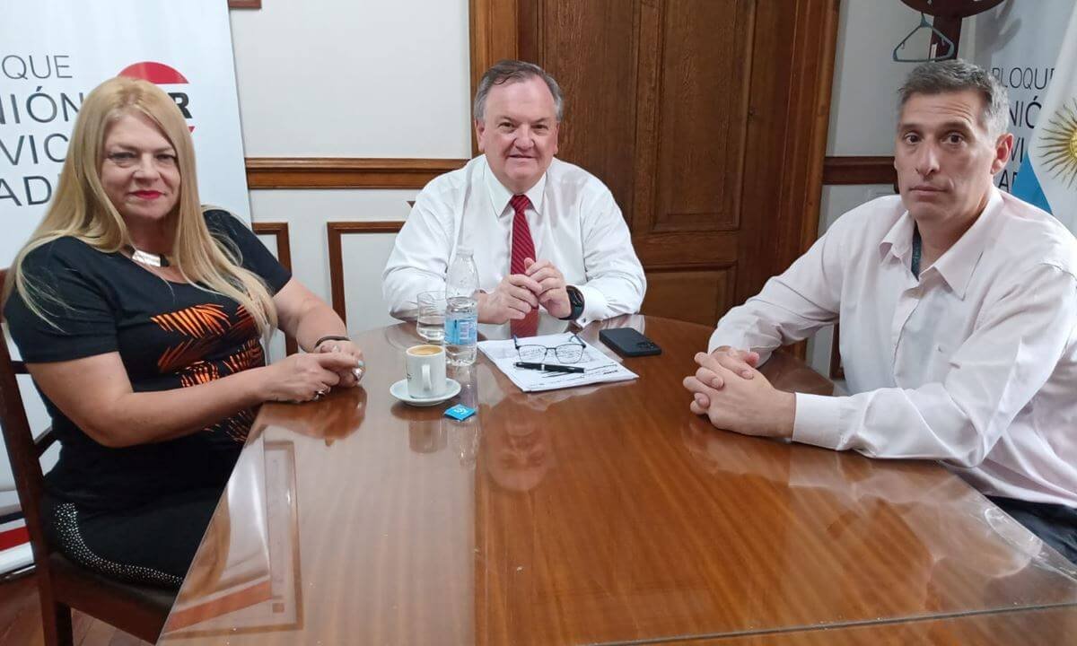En este momento estás viendo El Senador Michlig y la Intendente Dupouy mantuvieron una “positiva reunión de trabajo” con Pablo Olivares