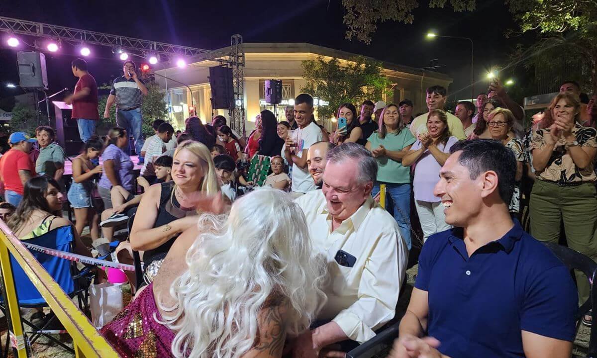 En este momento estás viendo El Senador Michlig participó en Ceres junto a la intendente Dupouy de la 2da. Noche de carnavales 2024