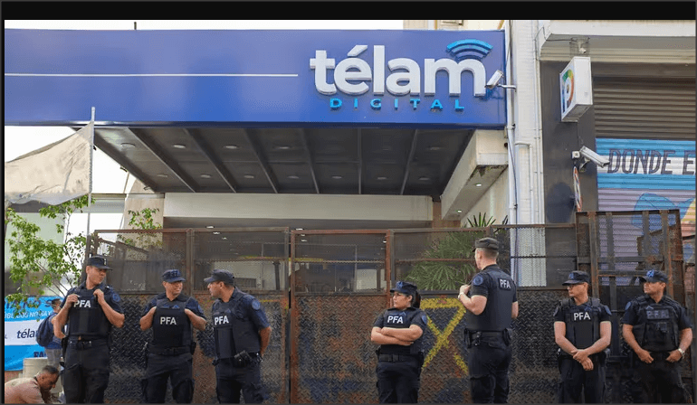 En este momento estás viendo Tras el anuncio de cierre, los trabajadores de Télam fueron licenciados y el servicio está caído