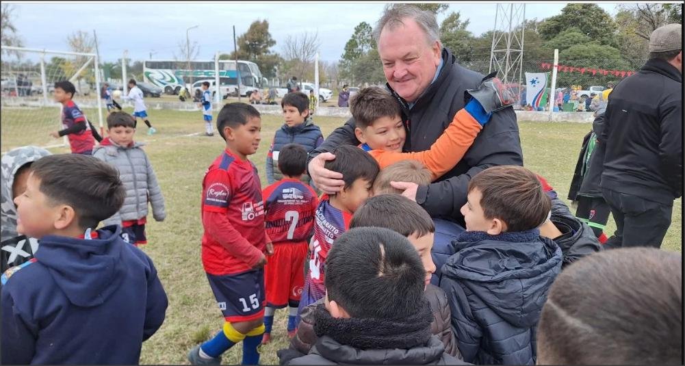 Lee más sobre el artículo El Senador Michlig brindó un reconocimiento al Club Deportivo Las Palmeras en el marco del 2° Torneo Infantil